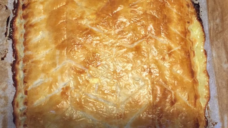 国王派(galette des rois),放入烤炉20分钟后,漂亮的国王派出炉啦