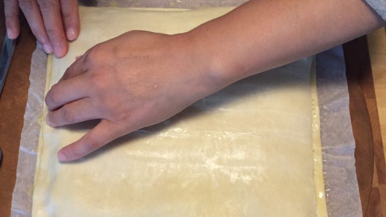 国王派(galette des rois),开始把另一派皮盖在馅料上,用手按两边的派皮