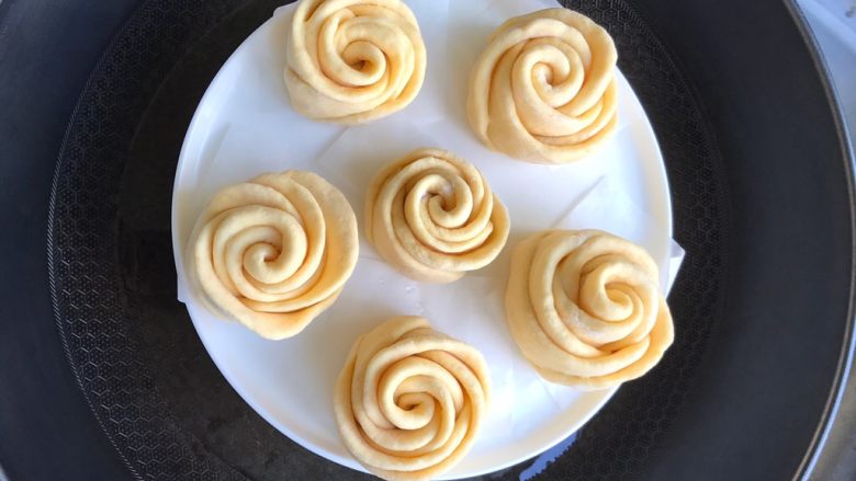 南瓜玫瑰卷,冷水上锅中火蒸13-15分钟,蒸好之后关火焖3分钟再开盖,这样馒头蒸出来更漂亮