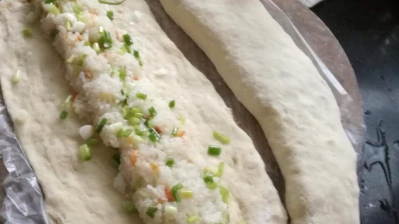 姑婆做的糯米卷,将油锅里头的炒好的糯米饭馅料放中间，卷起来
