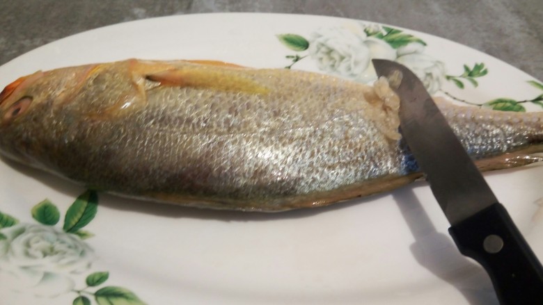 葱油大黄鱼,先来刮鱼鳞,一定要刮干净,不然影响口感