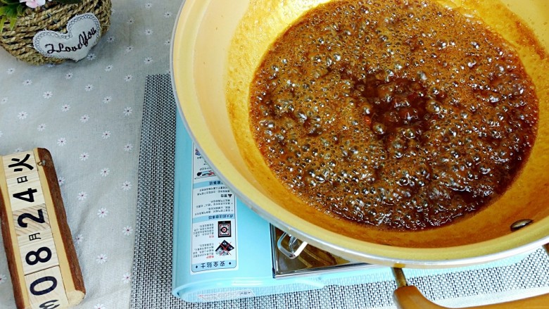 果香辣椒汁,把盐糖醋豆瓣酱,少量水放入锅里煮开,慢慢把糖熬化