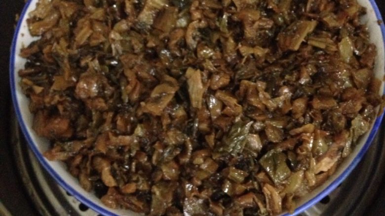 梅菜扣肉,然后放入梅干菜,放蒸锅里面蒸2个半(其实蒸1个多小时就可以吃了的,我觉得蒸的越久越好吃)