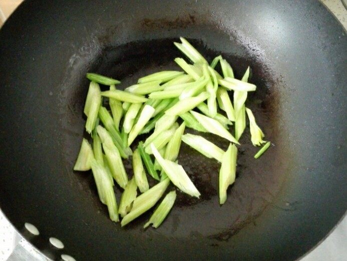 西芹核仁,3.油锅烧热,下西芹翻炒
