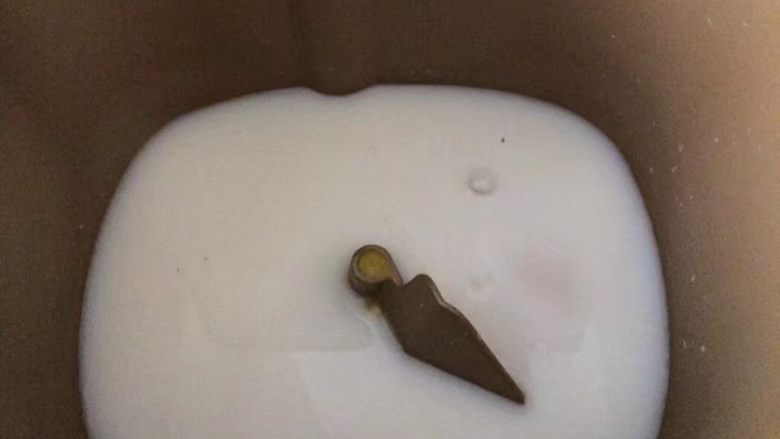 一次发酵吐司面包,为了方便,我直接用面包机和面发面的,先放入液体:牛奶和水、鸡蛋