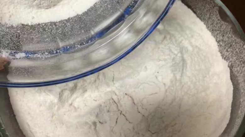 一次发酵吐司面包,低筋面粉和高筋面粉过筛两边,放入面包机里,过筛两遍是为了让面粉更好的呼吸空气,这样做出的面包更柔软蓬松细腻