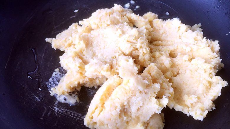 奶香绿豆糕(无油低糖版),倒入不粘锅中,小火加热炒干