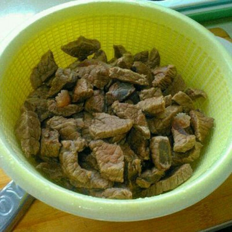 牛肉炖萝卜,<a style='color:red;display:inline-block;' href='/shicai/ 216'>牛肉</a>洗净切块,放入锅中加适量清水和料酒绰水,捞起沥干备用。