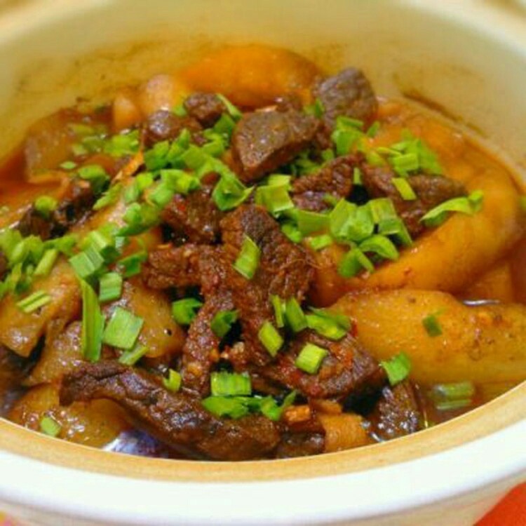 牛肉炖萝卜,焖炖牛肉快软烂的时候,提前把萝卜放入一起用小火炖到浓香即可。
