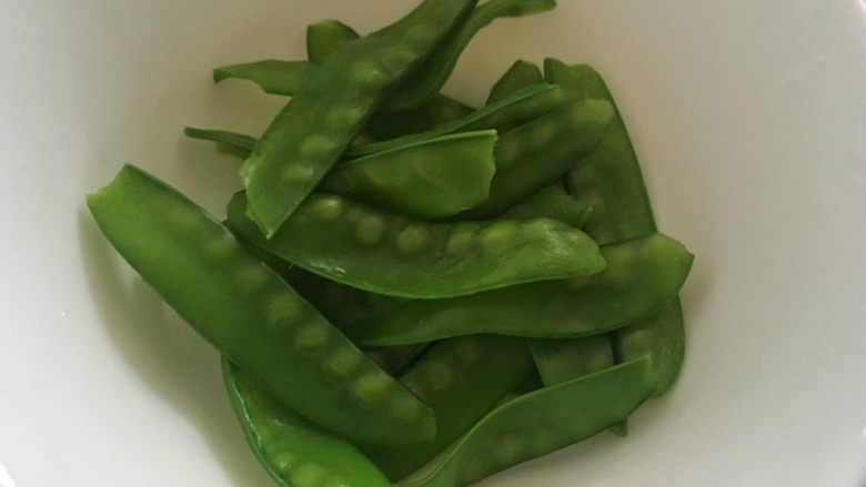 鸡肉蛋丁饭,水开后加点盐,放入荷兰豆煮1分钟后沥水捞出