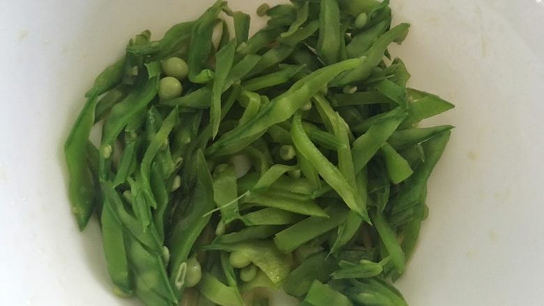 鸡肉蛋丁饭,煮鸡肉期间,荷兰豆切丝,继续放在腌渍的容器中