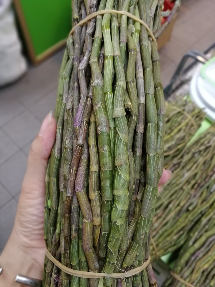 【百信源】鲜榨铁皮石斛汁,用清水洗干净,剪刀剪成一节节,放入榨汁机中,加入水!榨1分钟左右,过滤!