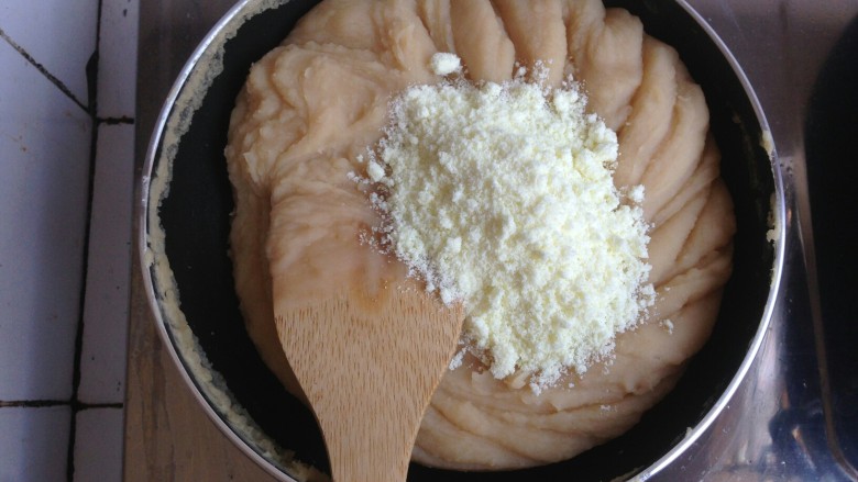 咖啡味桃山月饼,关火,加入<a style='color:red;display:inline-block;' href='/shicai/ 1124'>奶粉</a>,拌均匀。