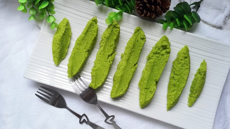 菠菜蒸糕,我把它切成条块状了,方便宝宝手抓
