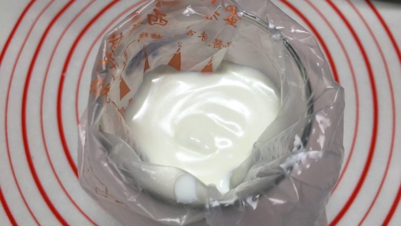 零基础酸奶慕斯杯,今天用的杯子是白酒杯,比较小,所以装入裱花袋剪个小口灌进去