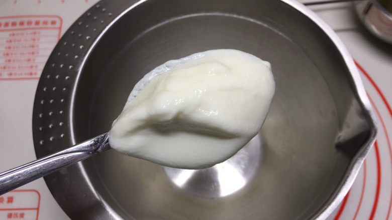 零基础酸奶慕斯杯,这时候准备酸奶,这里用的是自制无糖酸奶,也可以直接购买,只要浓稠型的就可以