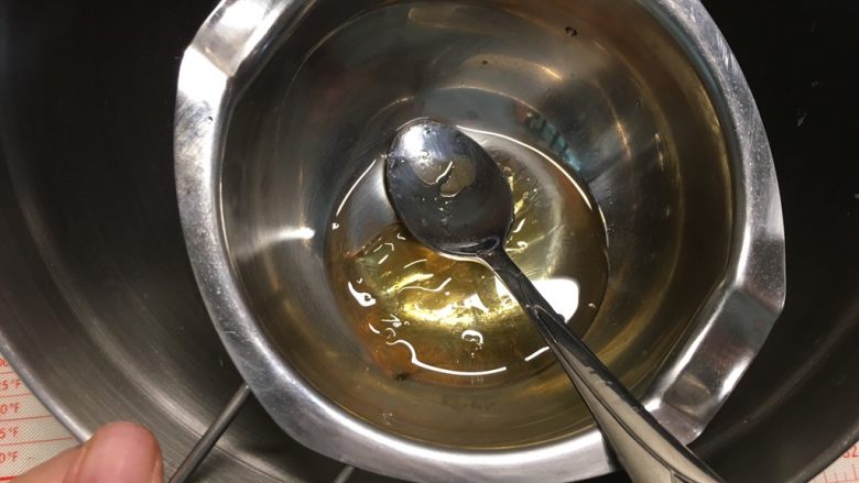 零基础酸奶慕斯杯,泡软的吉利丁片隔热水,用小勺搅拌溶化至无颗粒