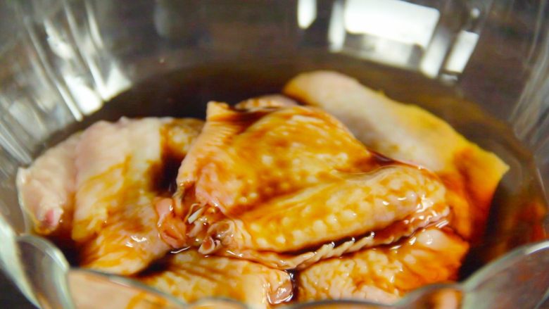 鸡翅包饭!颜值逆天 好吃到跳舞,再放入老抽、盐、五香粉、胡椒粉、大葱、玉米淀粉、耗油、白糖