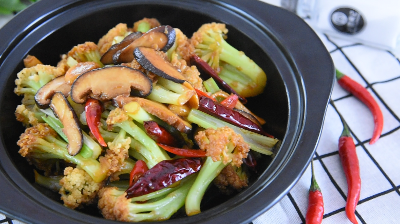 饭店必点的干锅花菜,是这么做出来的!,转大火翻炒至均匀上色,盛出即可