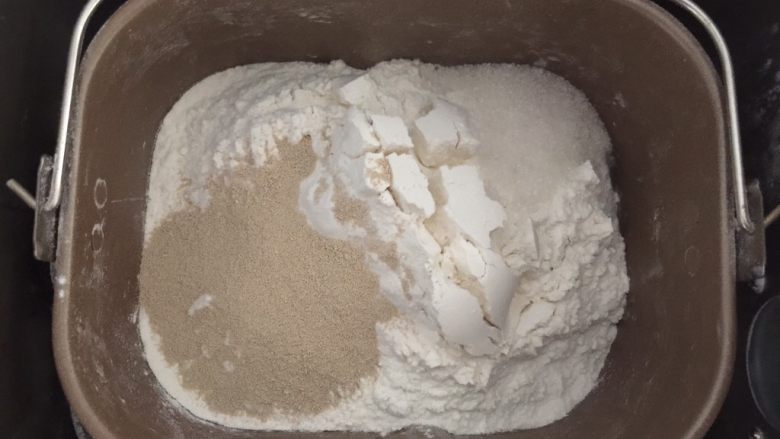 红豆沙包,再加面粉,发酵粉;