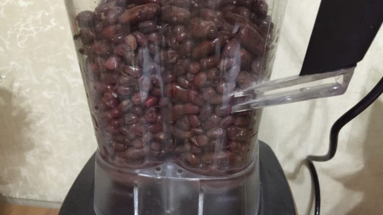 无油红豆沙,倒入破壁机里;