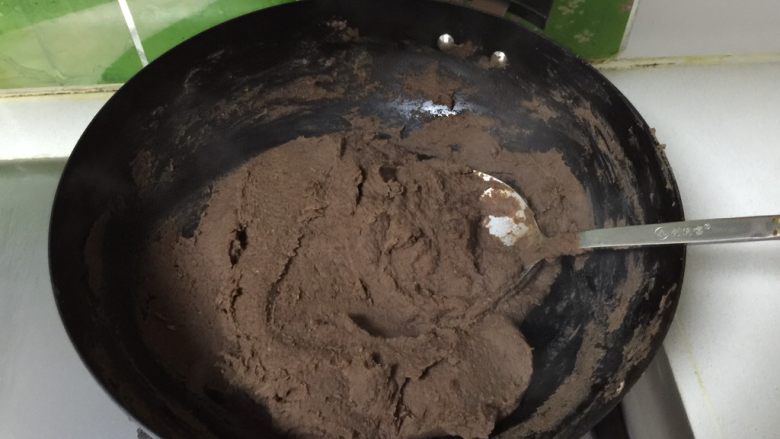 无油红豆沙,打碎的红豆沙倒入锅里加糖,小火不断翻红豆沙,一定要不断翻,防止粘锅;