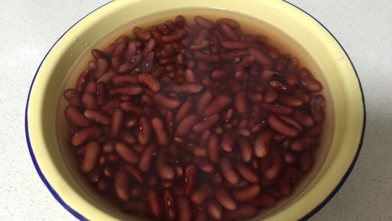无油红豆沙,加清水放冰箱提前泡1晚上;