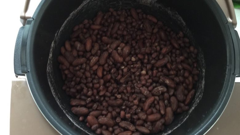 无油红豆沙,煮红豆直至红豆煮软烂,比较稠。