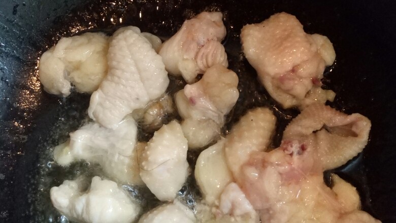 麻辣鸡块🐔,把鸡油和鸡皮放入干锅中煸炒,炒出鸡油倒出。
本菜不仅不加油,还要把鸡油煸出倒出来。如果是三黄鸡,这一次就可以了,如果是童子鸡,下面还有一次往外倒油。