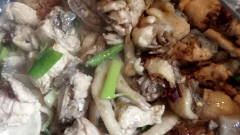 麻辣鸡块🐔,放入少许<a style='color:red;display:inline-block;' href='/shicai/ 3729'>白糖</a>,翻炒,使鸡块上稍稍有一点糖色即可。