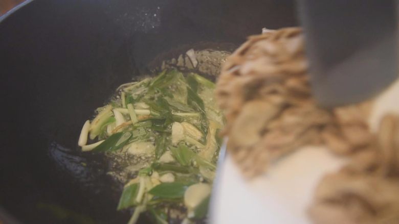 教你做一道香浓味美的酱香肥肠,放入切好的肥肠,翻炒均匀