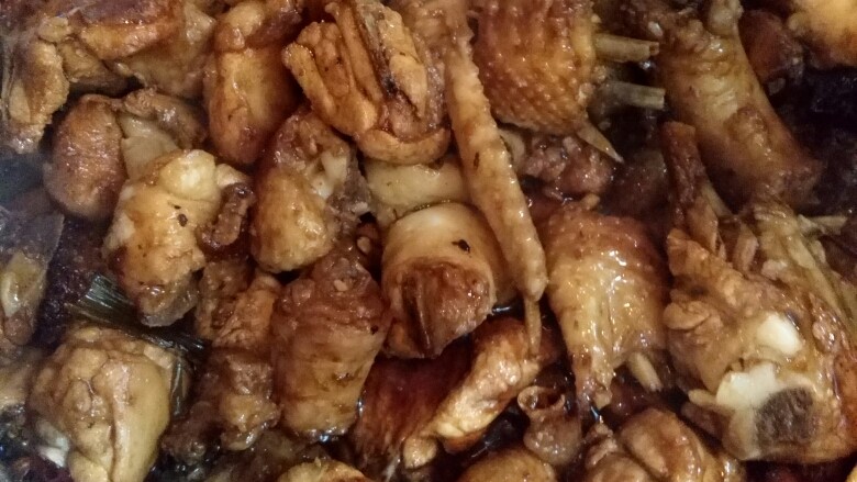 麻辣鸡块🐔,加入生抽和老抽调味和调色。不要再放盐,老抽不要放太多。图片颜色刚刚好。
注意,整个炒制过程不用加水,不会糊锅,因为鸡块还在出油。如果油太多这时再倒出一次。
大概炒制十分钟。