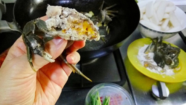 毛蟹年糕,要说明的是用西湖纯藕粉,藕粉里加一点盐和黑胡椒这样封口的地方咬起来有香味,用藕粉是比较安全,淀粉里面难免有添加物。