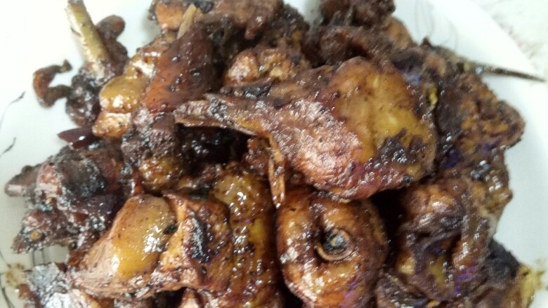 麻辣鸡块🐔,把开始炒好的花椒擀碎,等鸡块的水气全无,锅里只剩鸡块和油时,撒上花椒碎,翻炒,让每块鸡都和花椒碎充分接吻,产生奇妙的味道。