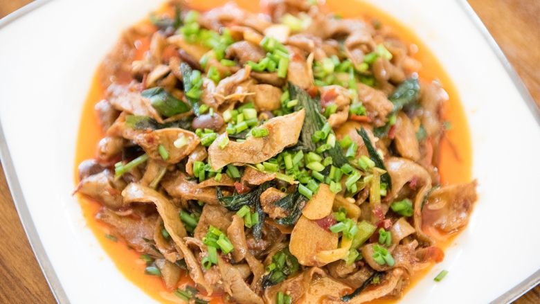 教你<span style="color:red">做</span><span style="color:red">一</span><span style="color:red">道</span>香浓味美的酱香肥肠