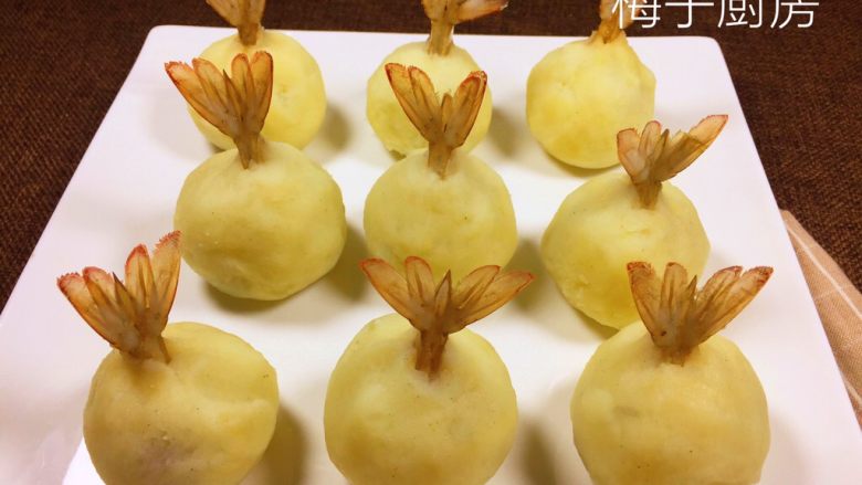 土豆虾球,放入虾仁,包起来的样子。