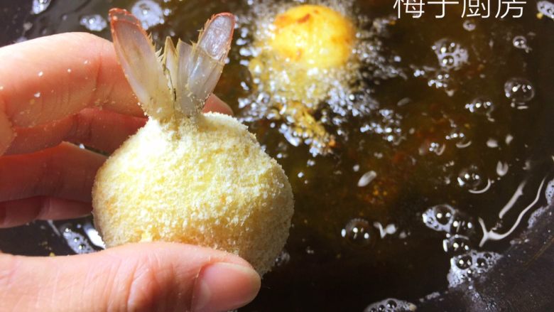 土豆虾球,开小火慢炸,一定要小火慢炸,以免弄散。