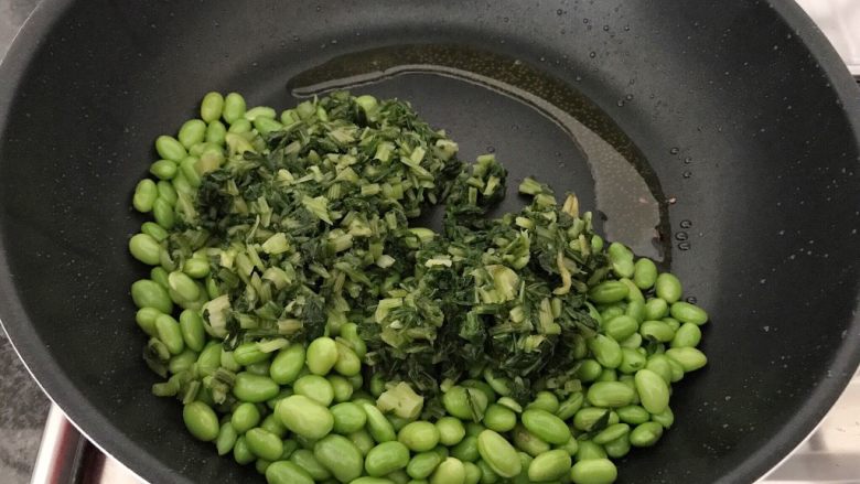 雪菜毛豆炒厚百叶,这时我们用剩下的油来煸炒雪菜和毛豆(如果是新鲜毛豆,可以先煸炒后加少许水盖锅煮熟)