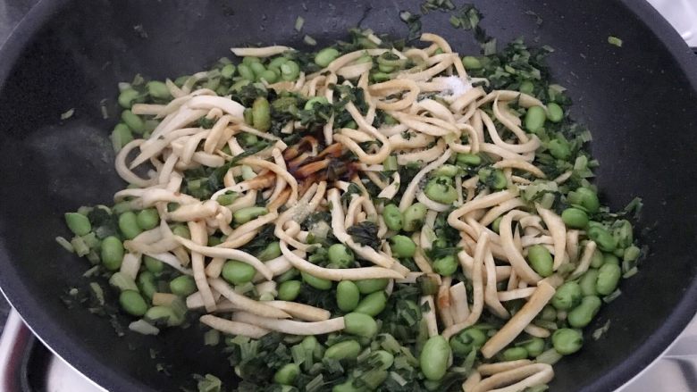 雪菜毛豆炒厚百叶,调入盐和蚝油,