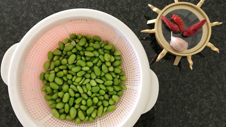 雪菜毛豆炒厚百叶,再把毛豆的水沥干(用新鲜毛豆那是更好的,樱桃因为澳洲没有新鲜的毛豆,只能用速冻食品了)😄