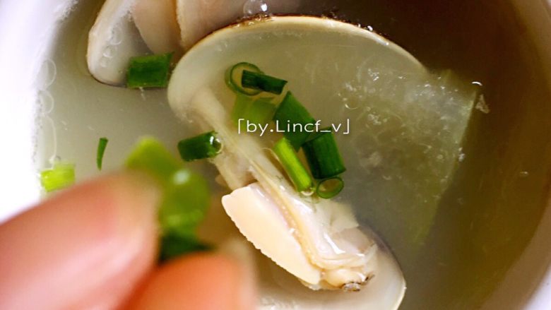 沙白冬瓜汤,煮好的沙白冬瓜汤勺入碗中,撒上葱花食用。
