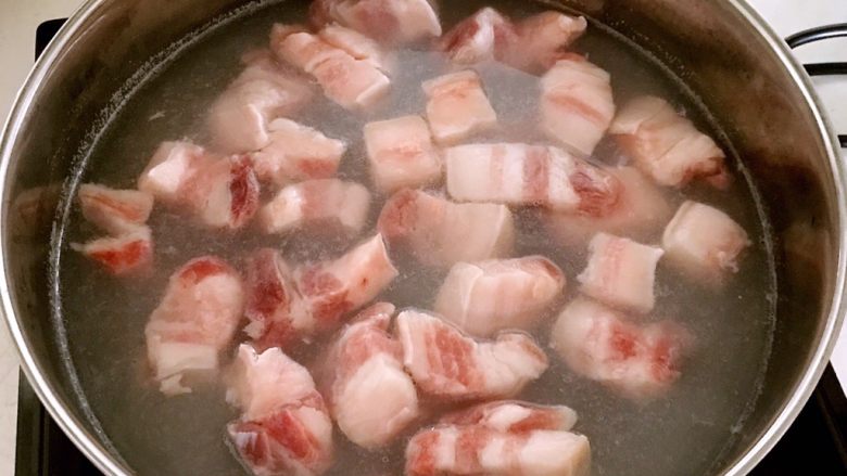 笋干烧五花肉,锅内加入冷水,加入五花肉,烧开后焯水5分钟
