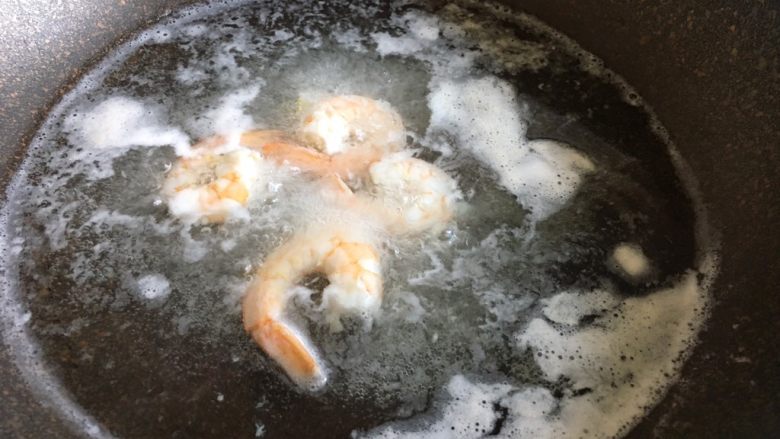 凤尾虾饭团,锅中放入适量盐,加入几片姜,将虾肉煮熟