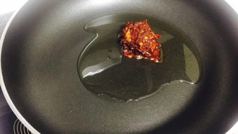 辣爆金针菇,先把郫县豆瓣酱 煸炒出香味和红油