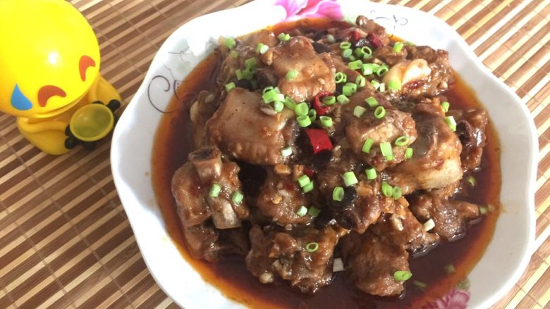 豉汁排骨,蒸好后装盘,美味的豉汁排骨就做好啦