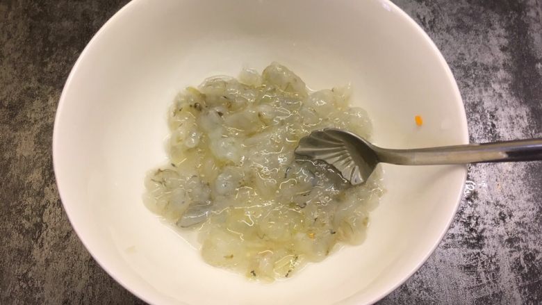 虾仁黄金炒饭
,顺时针方向不停搅拌，让虾仁入味