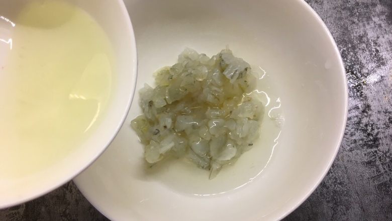 虾仁黄金炒饭
,虾仁中加入少许蛋清