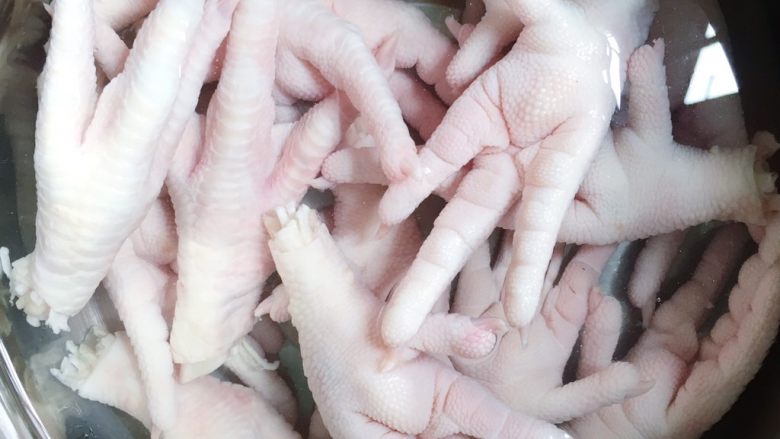 泰式青柠泡鸡爪,食材处理一:处理鸡爪和卤水
将鸡爪泡在清水里洗净
