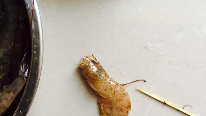 坤博砂锅锡纸蒜蓉虾,用牙签挑出虾线