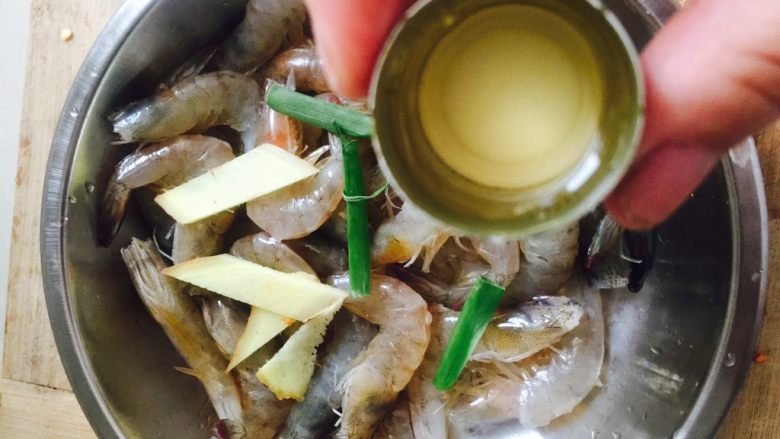 坤博砂锅锡纸蒜蓉虾,用葱姜,一点点盐和一勺料酒将基围虾腌制一会